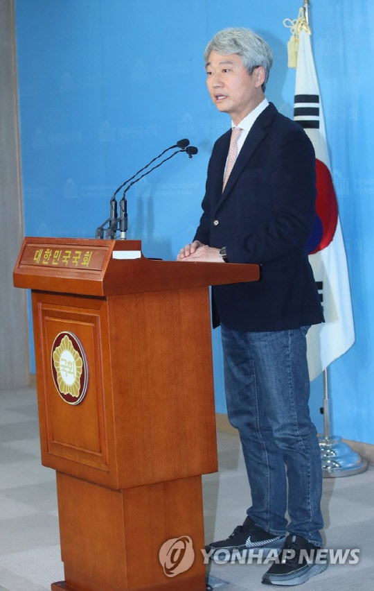 김근식 교수, 검사 신상 공개 공익이라고 한 조국 '내로남불'에 "참 못말릴 일"개탄(사진=연합뉴스)